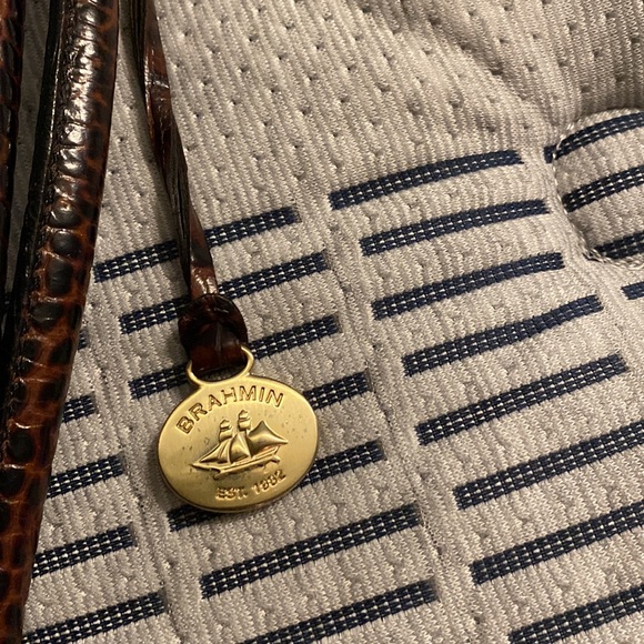 Beautiful leather Brahmin bag. Two zippers on top and 4 pockets on the inside. - Picture 8 of 10